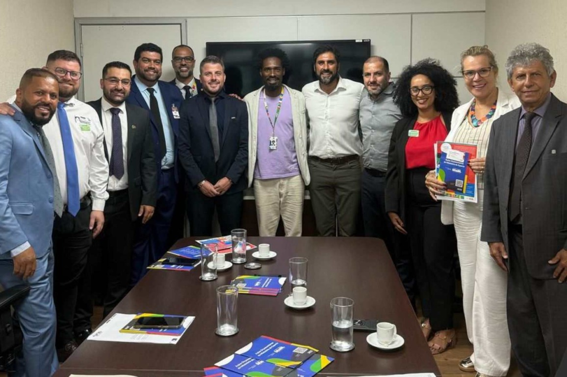 Reunião da comitiva de Jundiaí em Brasília, com vereadores e autoridades discutindo investimentos e políticas públicas para a cidade.