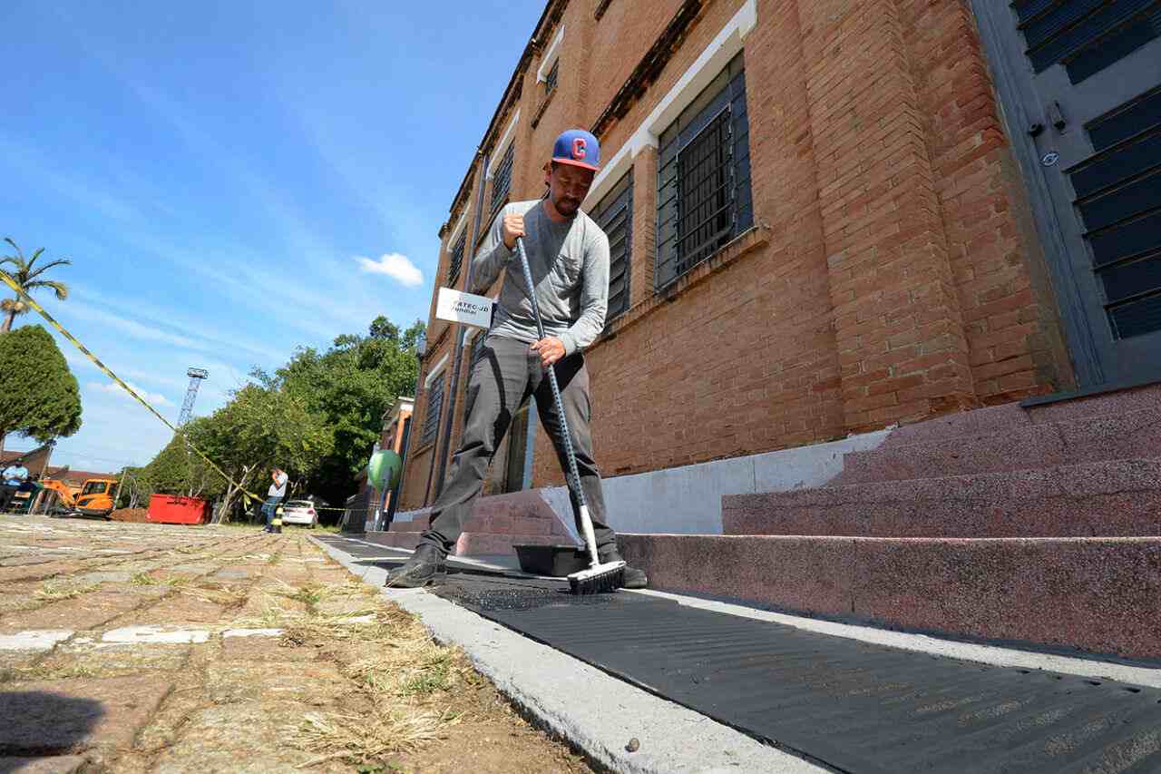 Espaço recebe ações de zeladoria em diversas frentes, como jardinagem, corte de mato, pintura de grelhas e limpeza em geral