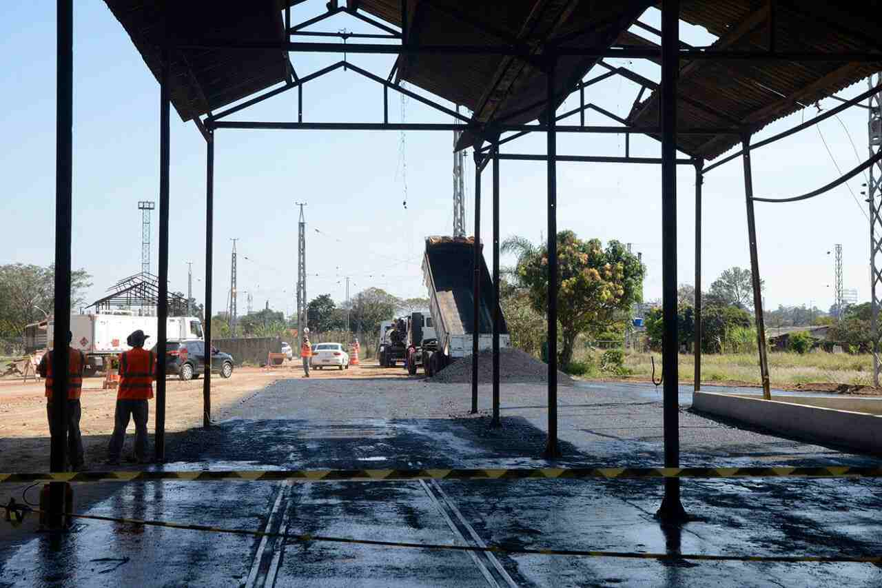 Acesso dos veículos ao estacionamento, agora coberto, foi asfaltado nesta quarta-feira (24)