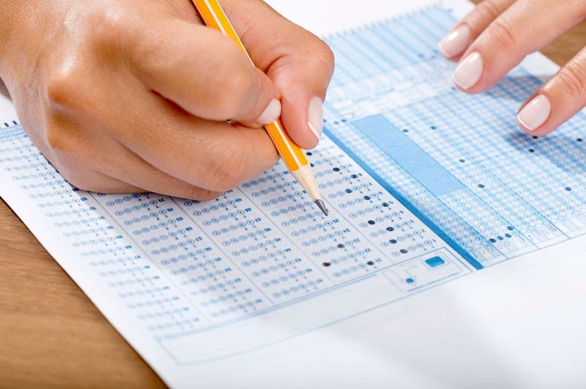 Pessoa fazendo prova de concurso público