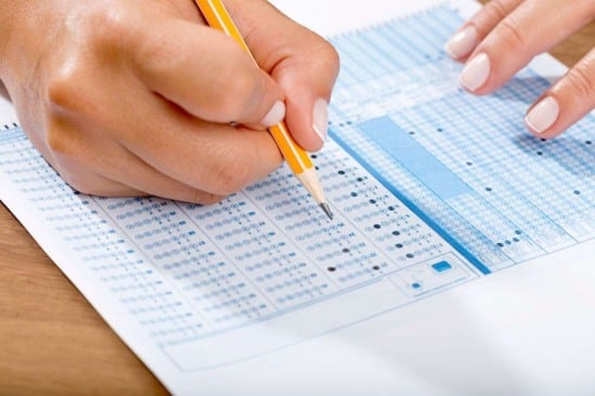 Pessoa fazendo prova de concurso público