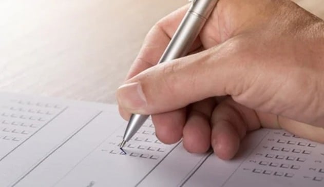 Foto de mão escrevendo em prova