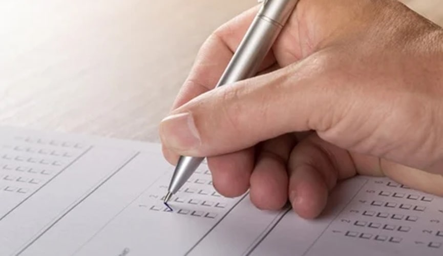 Foto de mão escrevendo em prova