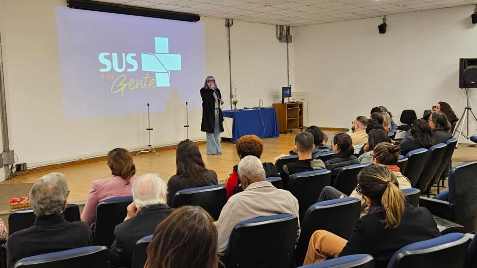 Profissionais da saúde em conferência em Jundiaí.