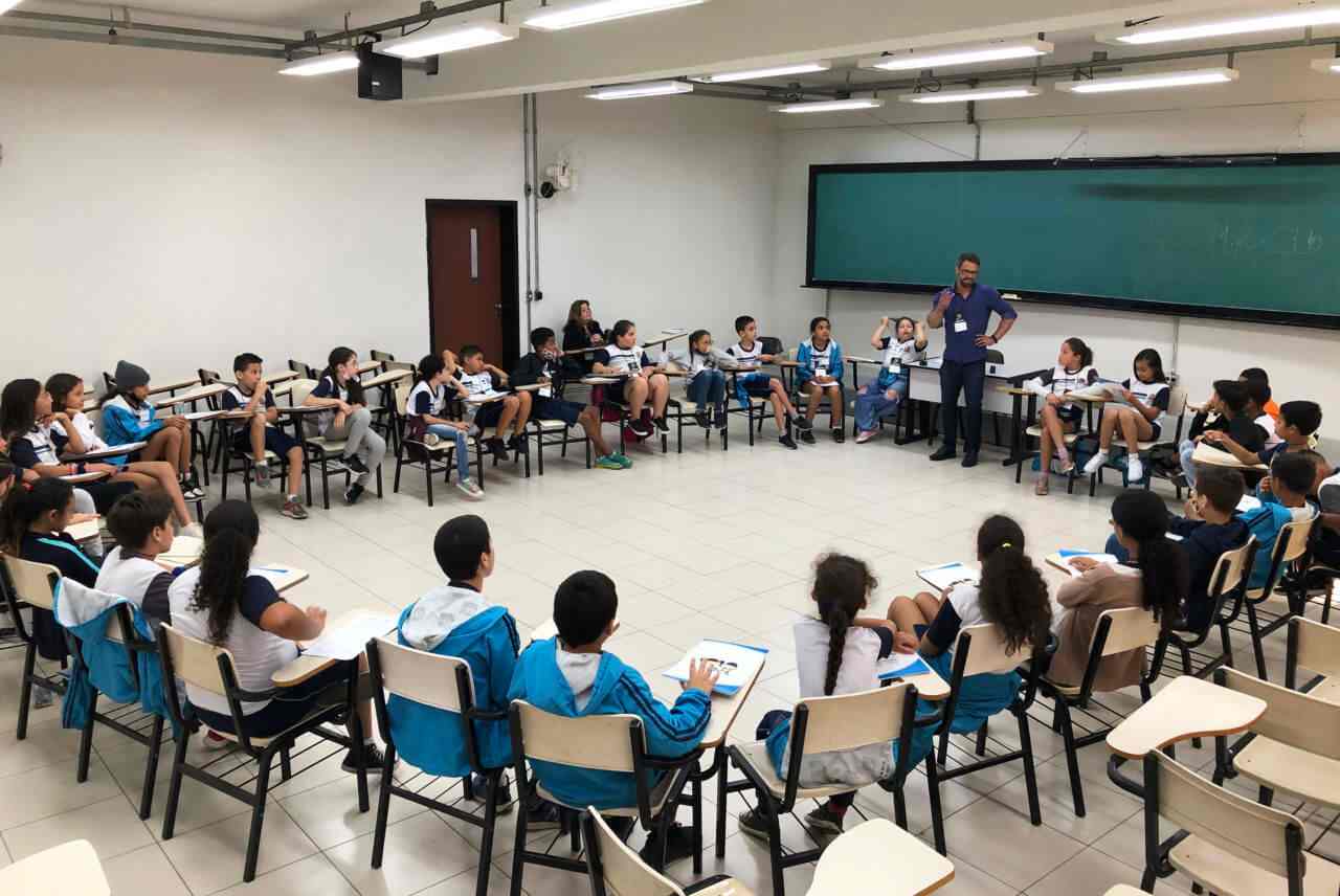 Divididos em turmas,os alunos da Emeb Adelino Brandão também discutirão os temas e irão apresentar suas propostas e representantes