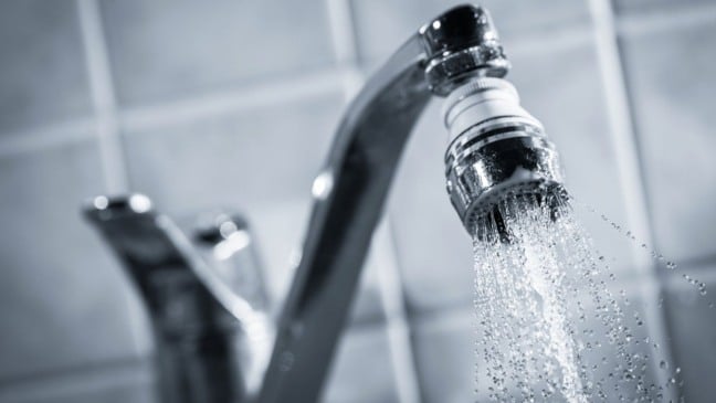 Torneira de água aberta