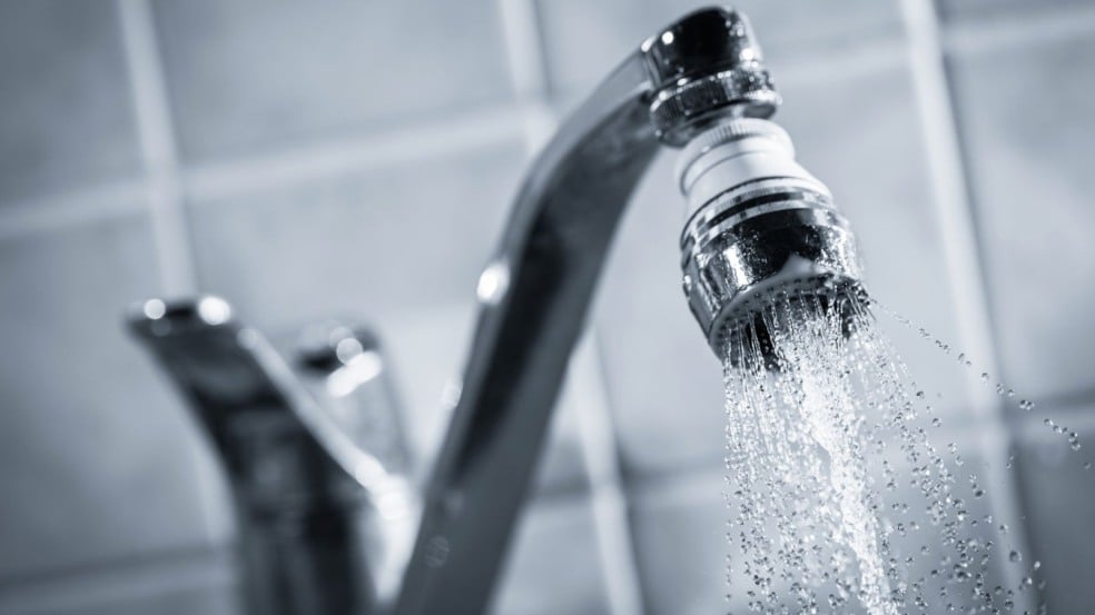 Torneira de água aberta