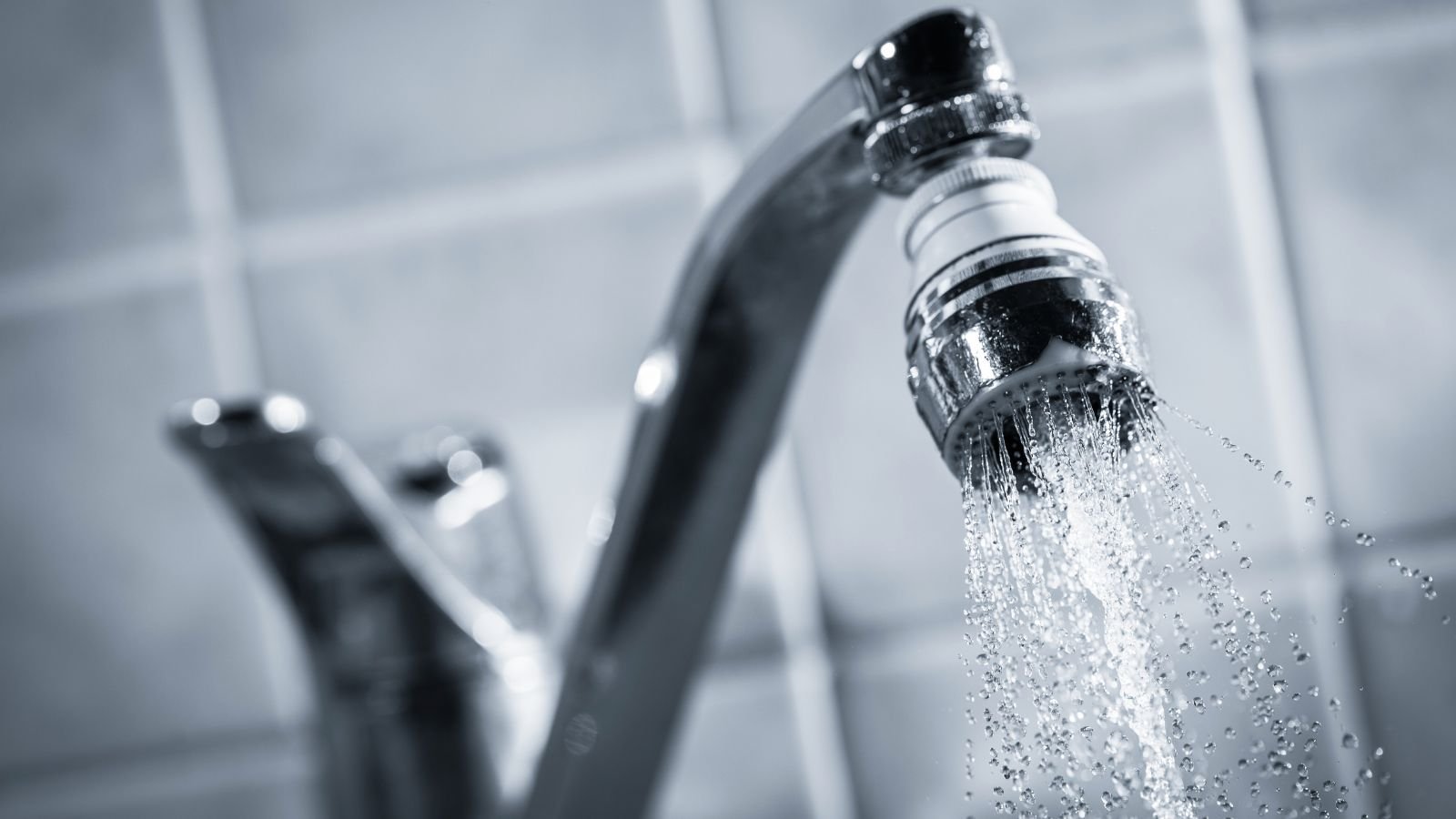 Torneira de água aberta