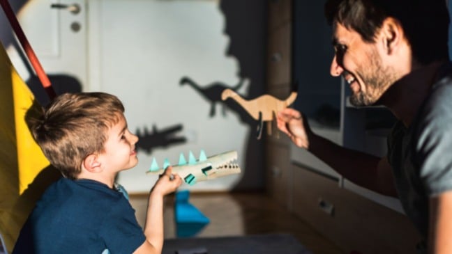 Homem contando histórias com fantoches.