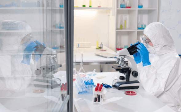 Pesquisador analisa microscópio