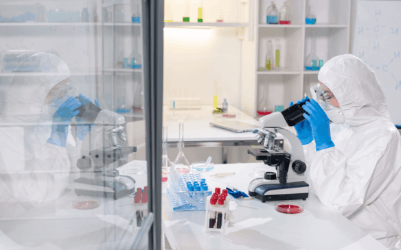 Trabalhador analisa testes de coronavírus em laboratório