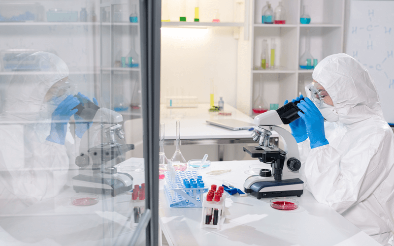 Trabalhador analisa testes de coronavírus em laboratório