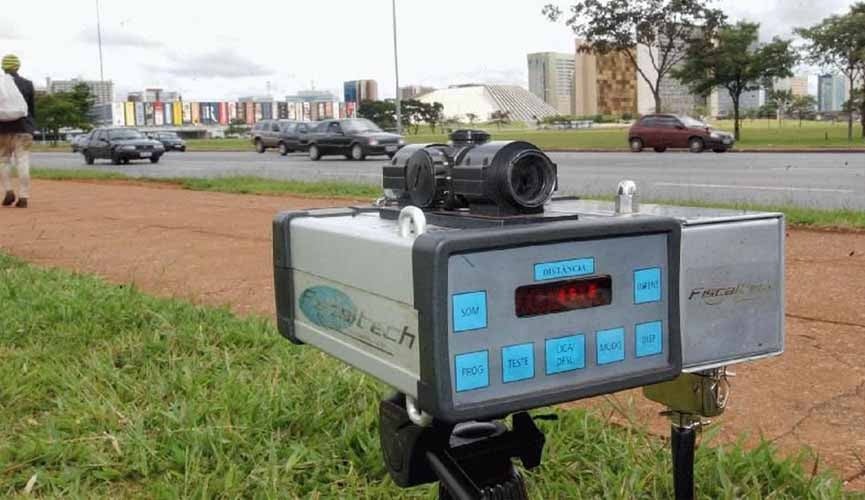 Radar móvel posicionado em rodovia