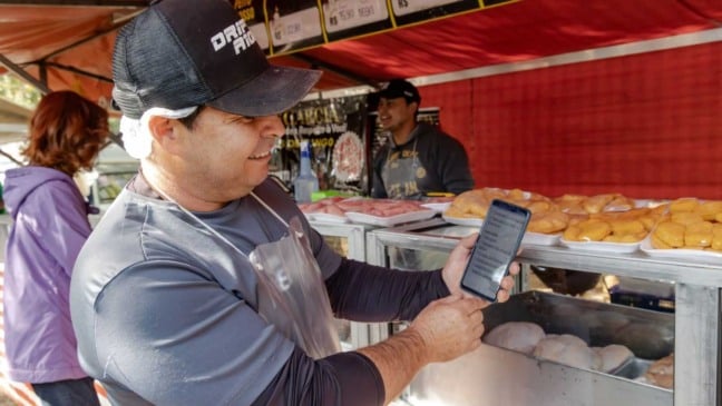 Márcio com aplicativo de controle de frequência aberto.