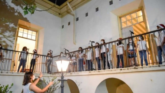 Coral Infantojuvenil se apresentando no Solar do Barão em Dezembro