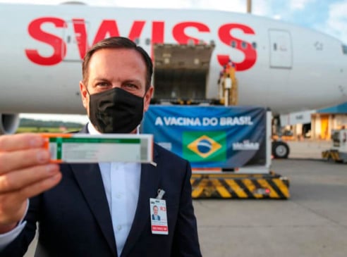 João Doria com a vacina Coronavac. (Foto: Divulgação)