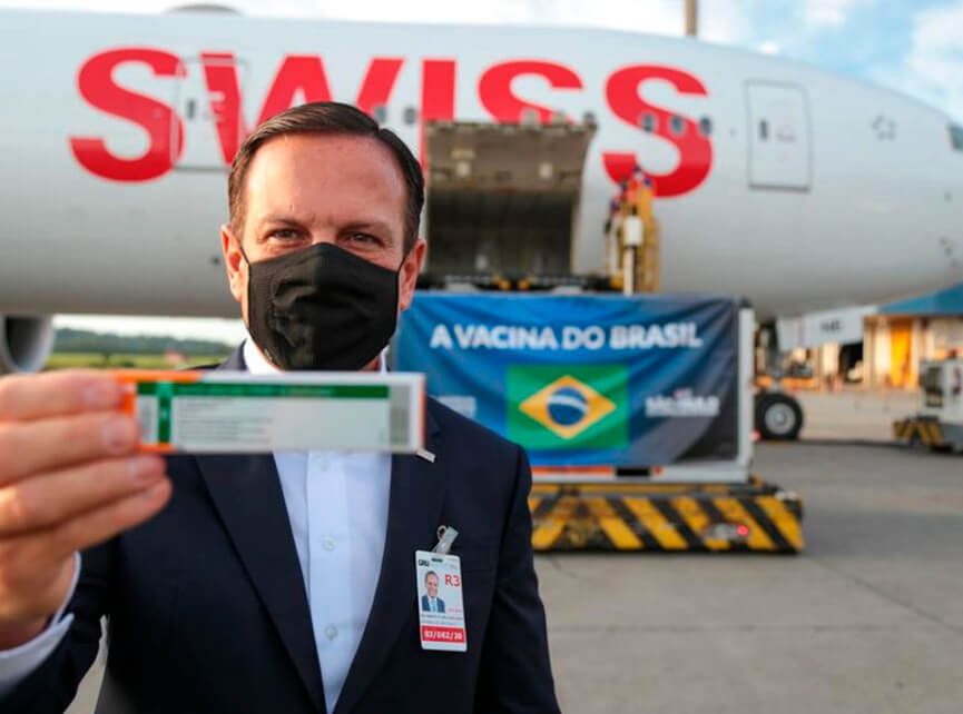 João Doria com a vacina Coronavac. (Foto: Divulgação)