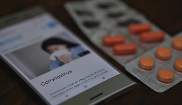 Foto de aparelho celular e remédios