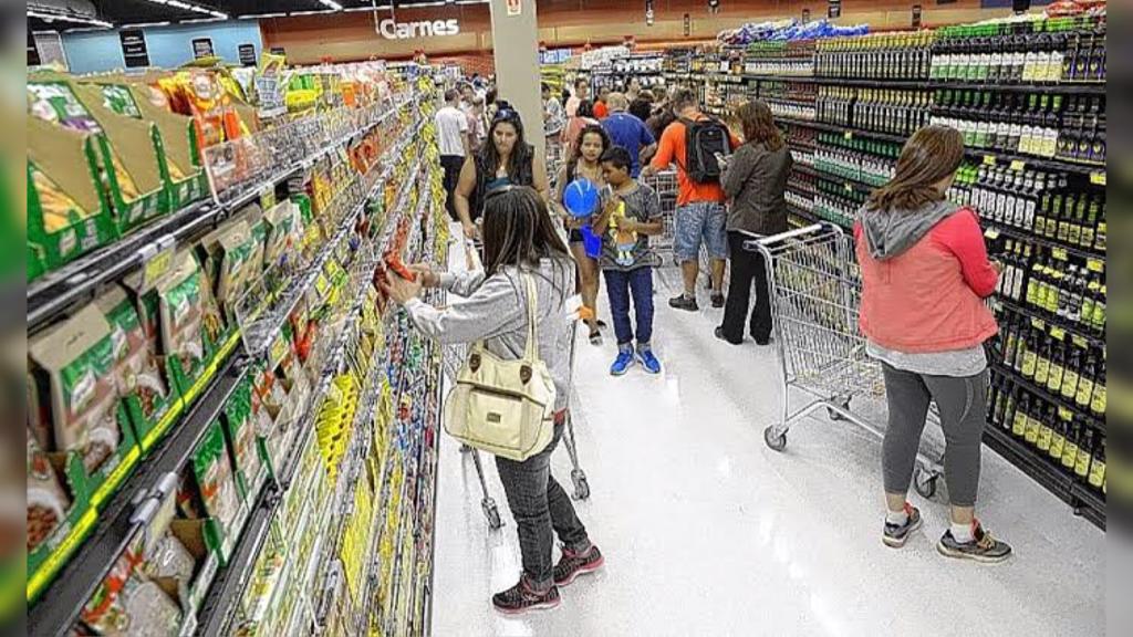 pessoas fazem comprar em supermercados da cidade