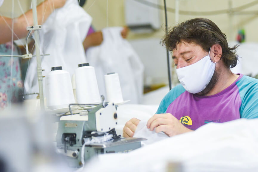 Costura de avental. (Foto: Divulgação/PMJ)