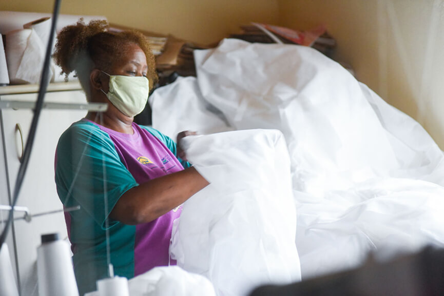 Costureira do Jardim Novo Horizonte. (Foto; Divulgação/PMJ)