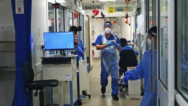 Equipes médicas atendem pacientes com Covid no King's College Hospital, em Londres, em janeiro de 2022 (Foto: Victoria Jones/PA via AP)