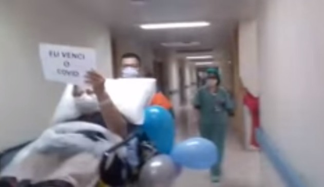 Mulher deixando o hospital de maca