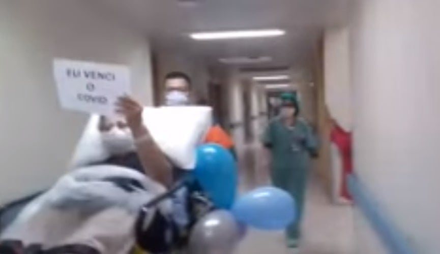 Mulher deixando o hospital de maca