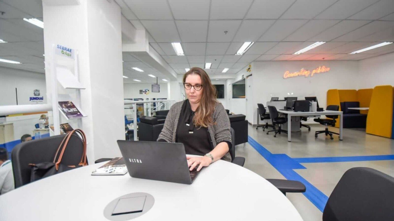 Mulher em espaço de coworking