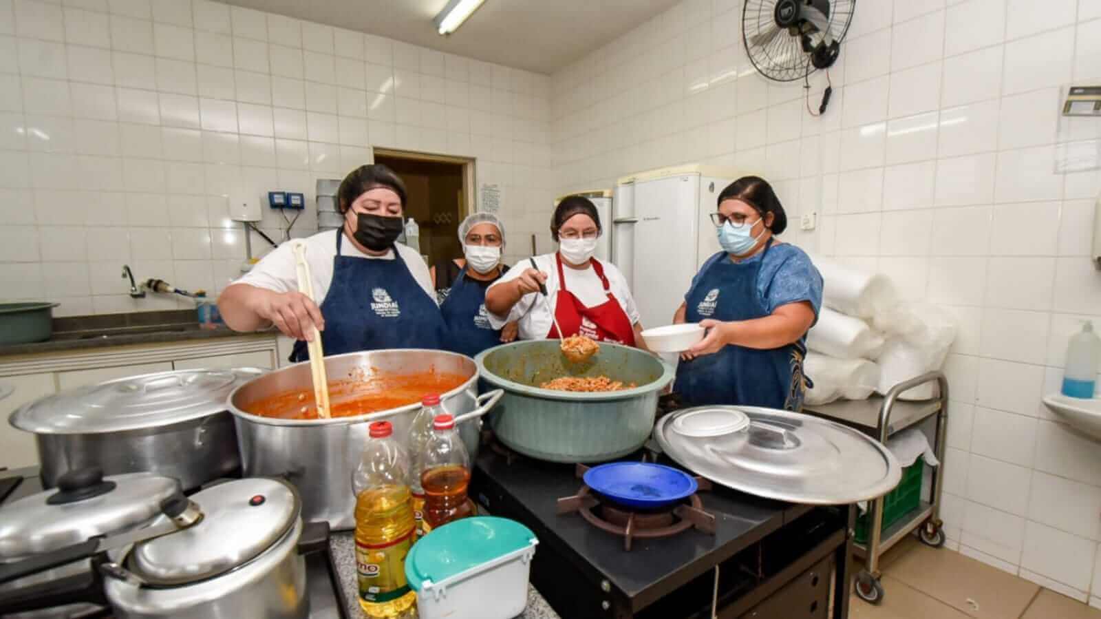 Mulheres cozinhando em cozinha de escola