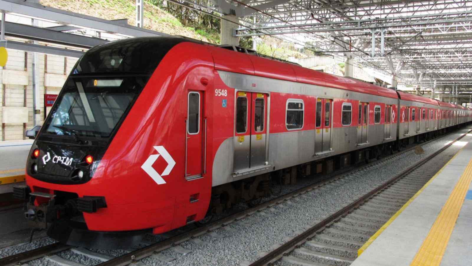 Trem da CPTM em via.