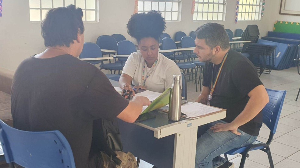 Pessoas em seleção de empresa.