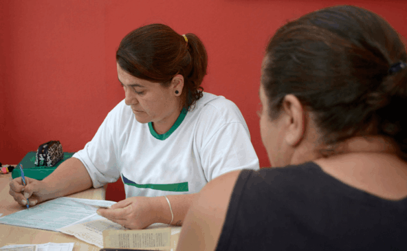 Funcionária do CRAS atende mulher