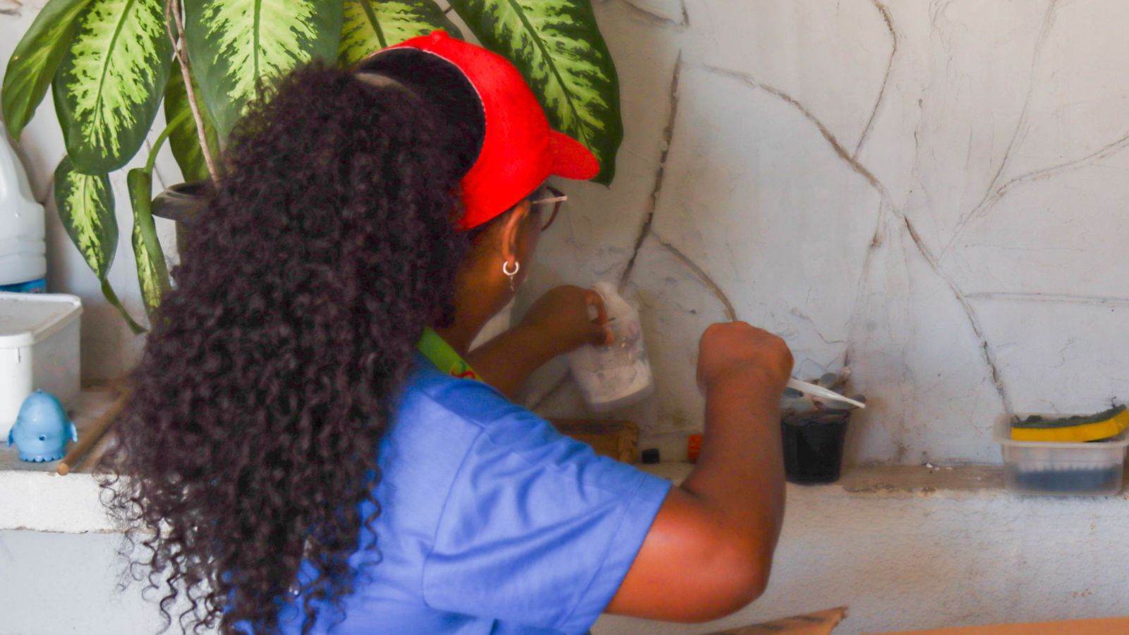 Agente de saúde fiscalizando possíveis criadouros do mosquito da dengue.