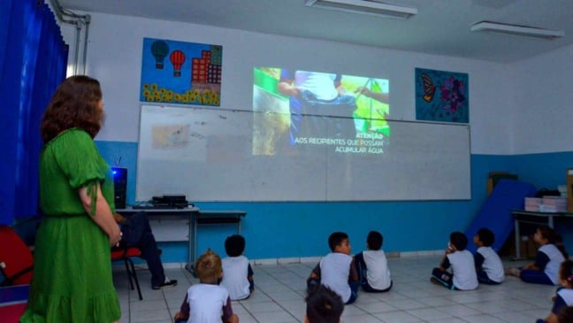 Crianças assistem a vídeos sobre o arboviroses