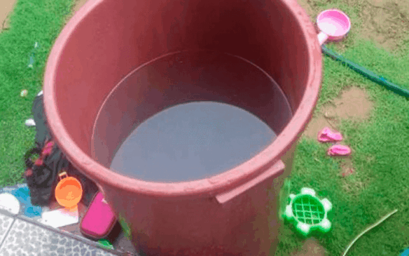 Balde com água e brinquedos próximos