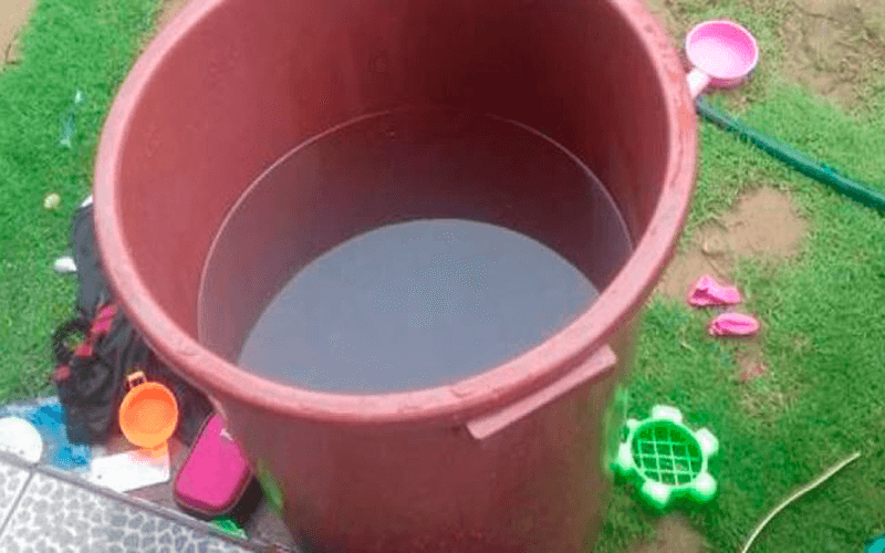 Balde com água e brinquedos próximos