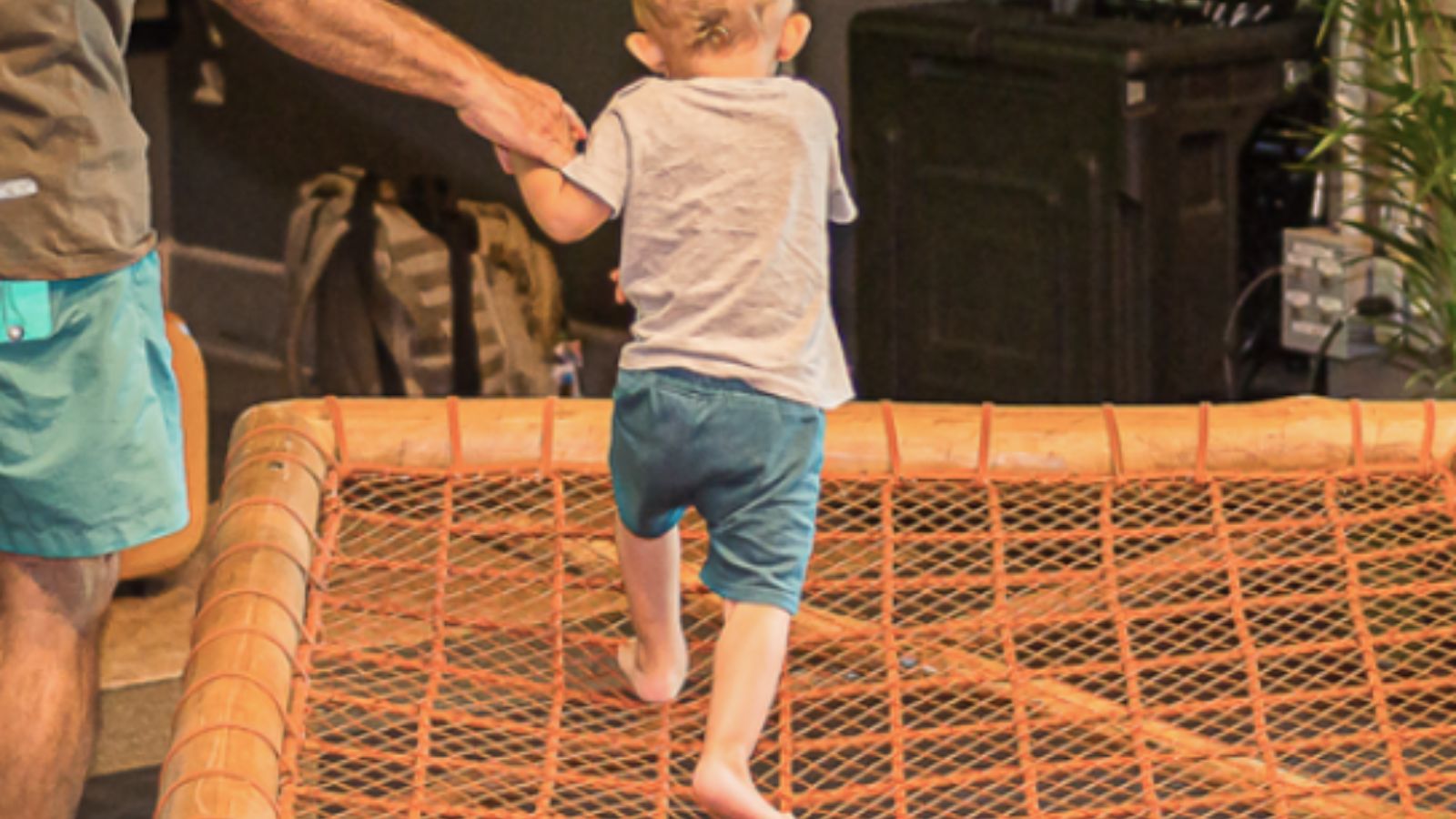 criança brincando em brinquedo de bambu