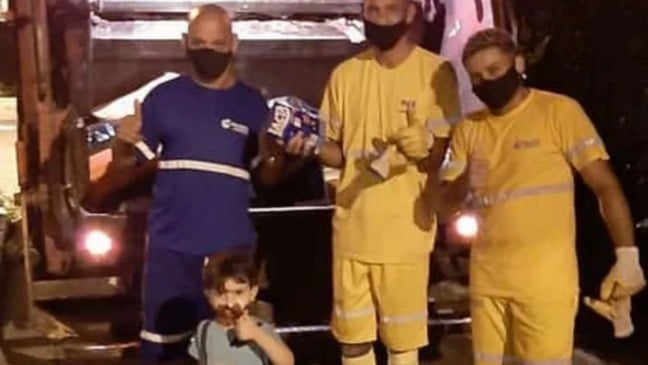 O pequeno Breno dos Santos, de 3 anos, entregou o presente aos amigos coletores