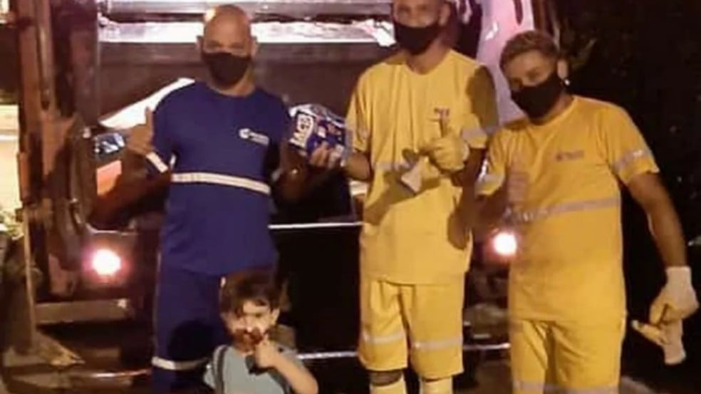 O pequeno Breno dos Santos, de 3 anos, entregou o presente aos amigos coletores