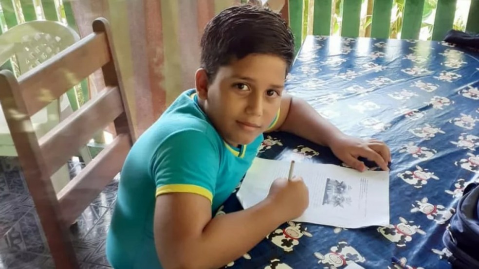 Matheus Macedo Campos, de 11 anos, morreu após receber descarga elétrica de celular carregando