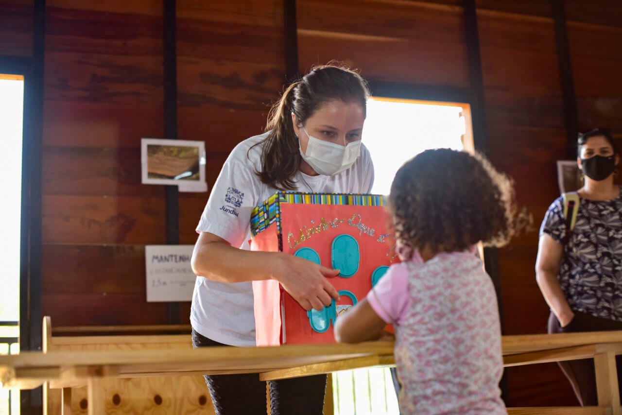 Crianças participam de atividade no Mundo das crianças