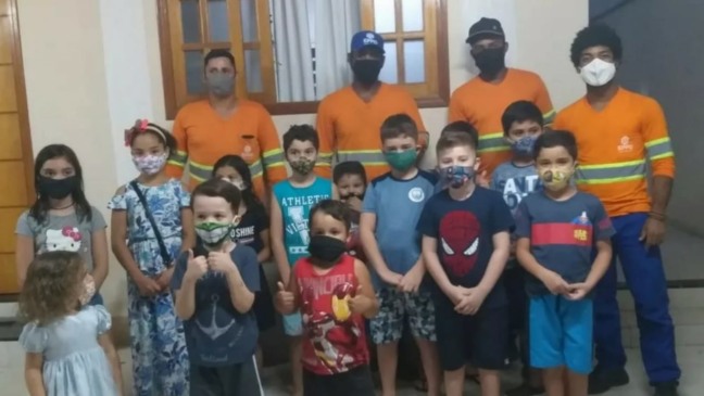 Coletores de lixo são homenageados por crianças em Itu