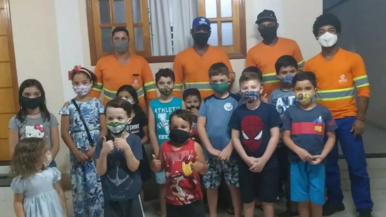 Coletores de lixo são homenageados por crianças em Itu