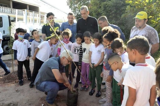 Diretor Executivo do Meio Ambiente plantando muda com crianças e prefeito Professor Rodolfo