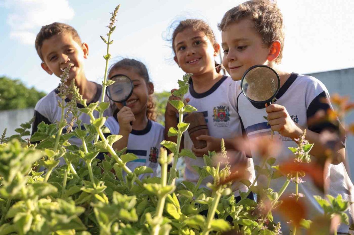 Alunos de escola municipal de Jundia&iacute; em aula ao ar livre