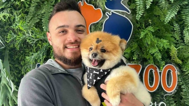 Dr. Matheus com cachorro no colo.