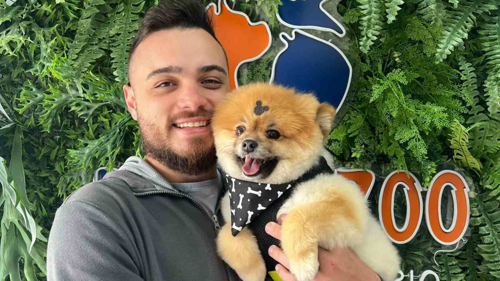 Dr. Matheus com cachorro no colo.