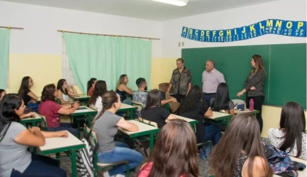 Foto de sala de aula com alunos adultos