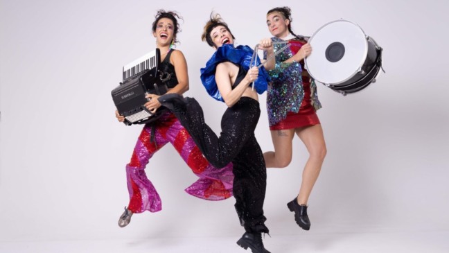 Trio de forró composto por mulheres.